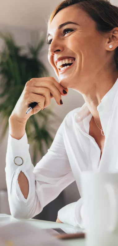 Mujer sonriendo. Fondo izquierdo desenfocado